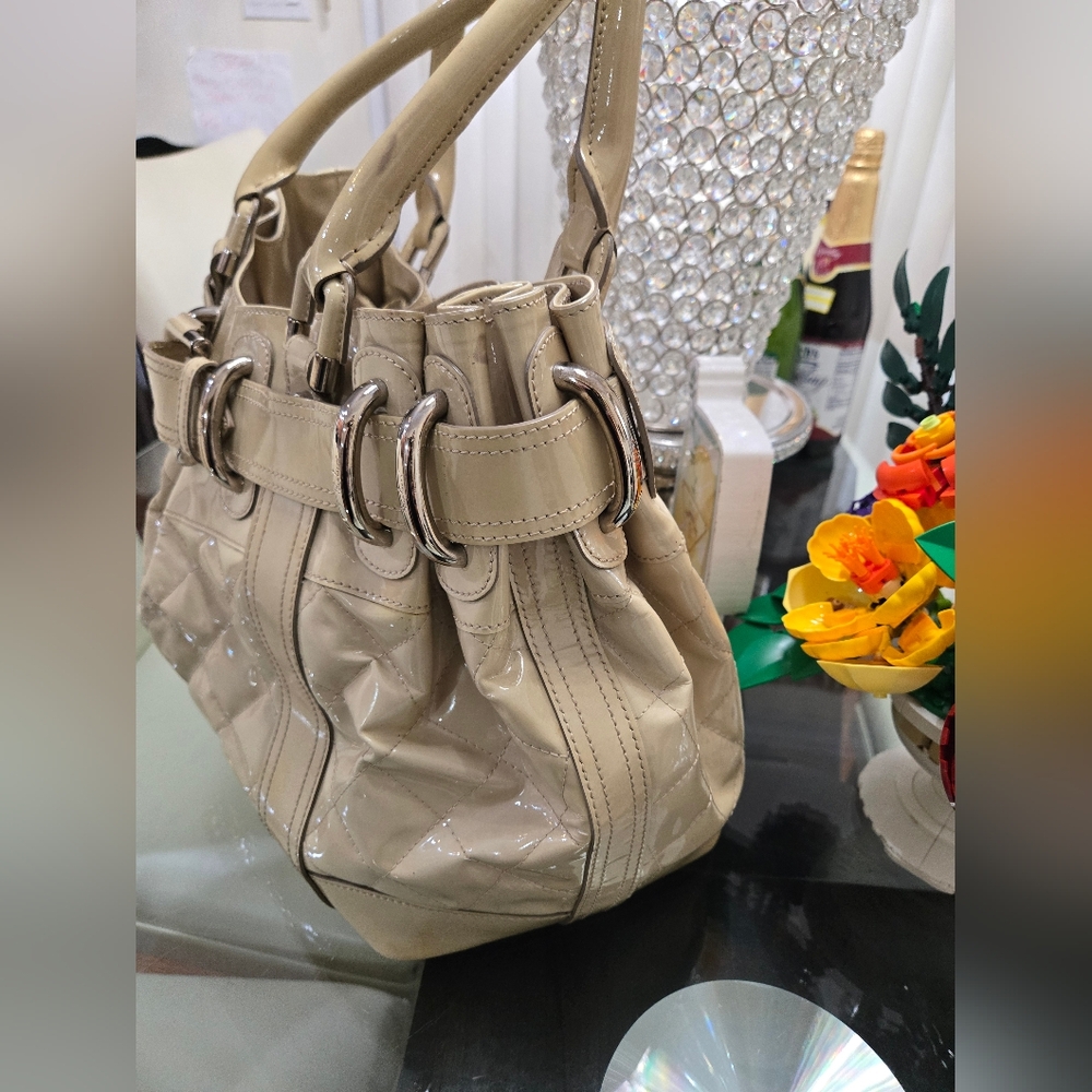 Burberry Beaton Elegant Beige Quilted Patent Tote - Picture 2 of 16